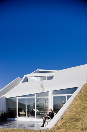 και κατά τη διάρκεια της νύχτας το έδαφος αποδίδει τη συσσωρευμένη αυτή θερμότητα στο κτίριο και κατά τη διάρκεια της νύχτας το έδαφος αποδίδει τη συσσωρευμένη αυτή θερμότητα στο κτίριο